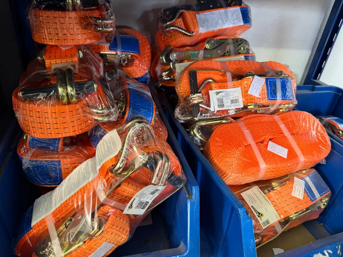 Load securing straps in boxes